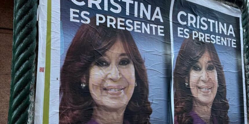 Cristina vuelve: afiches en CABA apoyan su candidatura