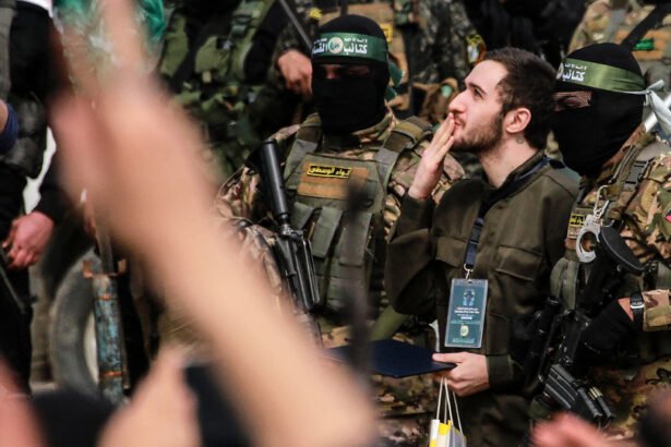 Hamas libera rehenes; Israel retarda excarcelaciones