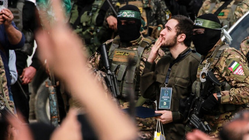 Hamas libera rehenes; Israel retarda excarcelaciones