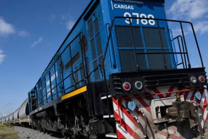 Milei firma decreto para privatizar Belgrano Cargas