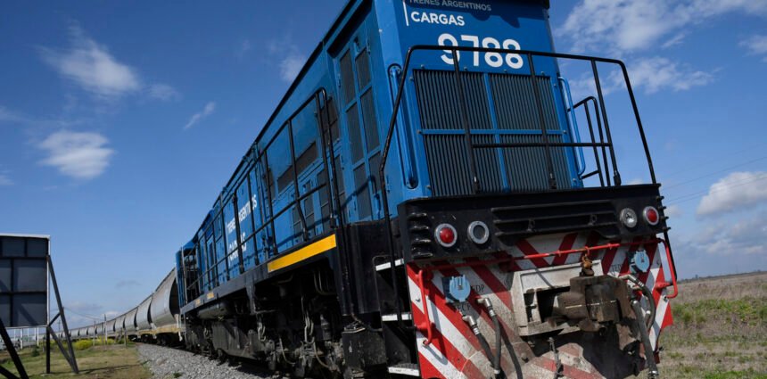 Milei firma decreto para privatizar Belgrano Cargas