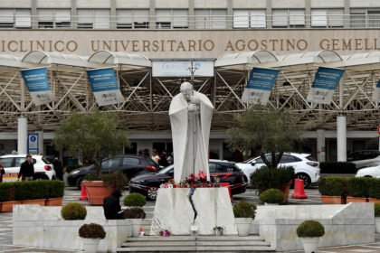 Papa Francisco internado por bronquitis grave