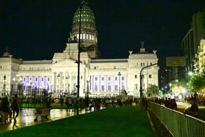 Cacerolazos vacíos en el Congreso argentino