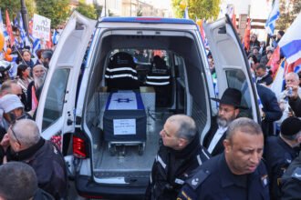 Despedida emotiva a la familia Bibas en Israel