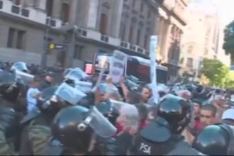 Jubilados Marchan Frente al Congreso: Protesta Masiva y Alto Contingente de Seguridad en el Corazón de la Capital