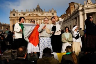 Funeral del Papa Francisco: Miles de Fieles Rinden Homenaje en la Plaza de San Pedro