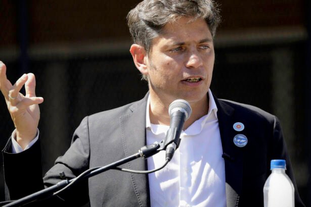 Intensos Cruces en Unión por la Patria: Axel Kicillof Convoca a Intendentes para Definir Sellos en la Provincia