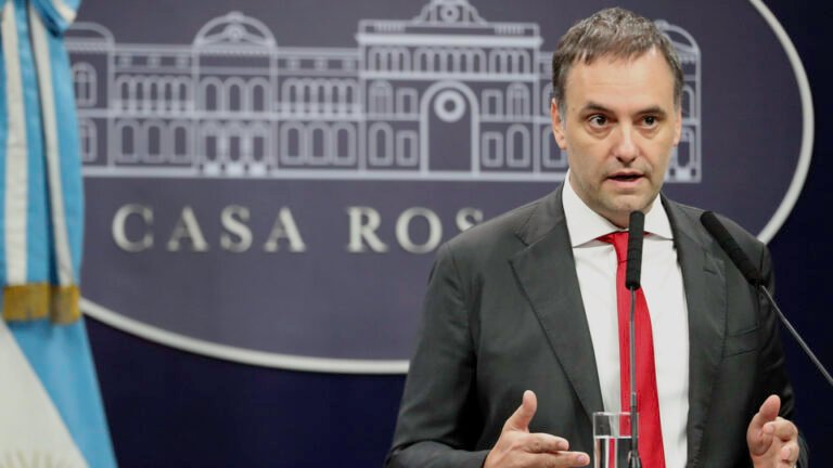 Adorni Retrasa Anuncio sobre Uso de Dólares del Colchón: ¿Qué Implicaciones Tendrá?