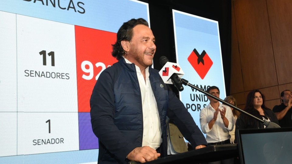 Gustavo Sáenz celebra histórica victoria electoral: 11 de 12 senadores y 20 de 30 diputados logrados, llama a la unidad del frente político