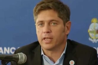 Kicillof firma nuevo acuerdo paritario con docentes y advierte sobre descuentos por paros laborales