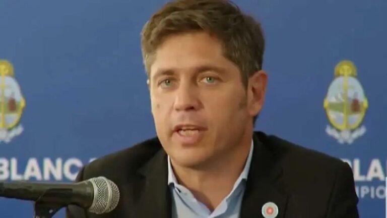 Kicillof firma nuevo acuerdo paritario con docentes y advierte sobre descuentos por paros laborales