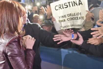 Cristina Kirchner Genera Gran Expectativa con Su Discurso en la Sede del PJ: Dirigentes y Militantes Se Unen al Encuentro