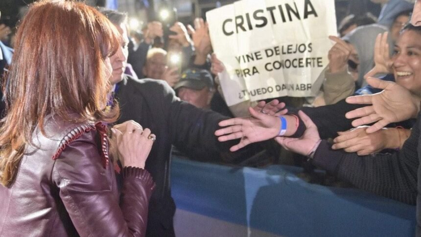 Cristina Kirchner Genera Gran Expectativa con Su Discurso en la Sede del PJ: Dirigentes y Militantes Se Unen al Encuentro