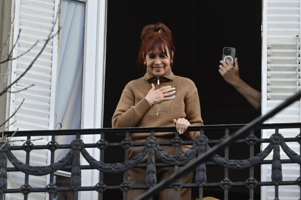 Cristina Kirchner se Enfrenta a la Justicia: Marcha Masiva del Kirchnerismo para Apoyar a la Expresidenta el Miércoles