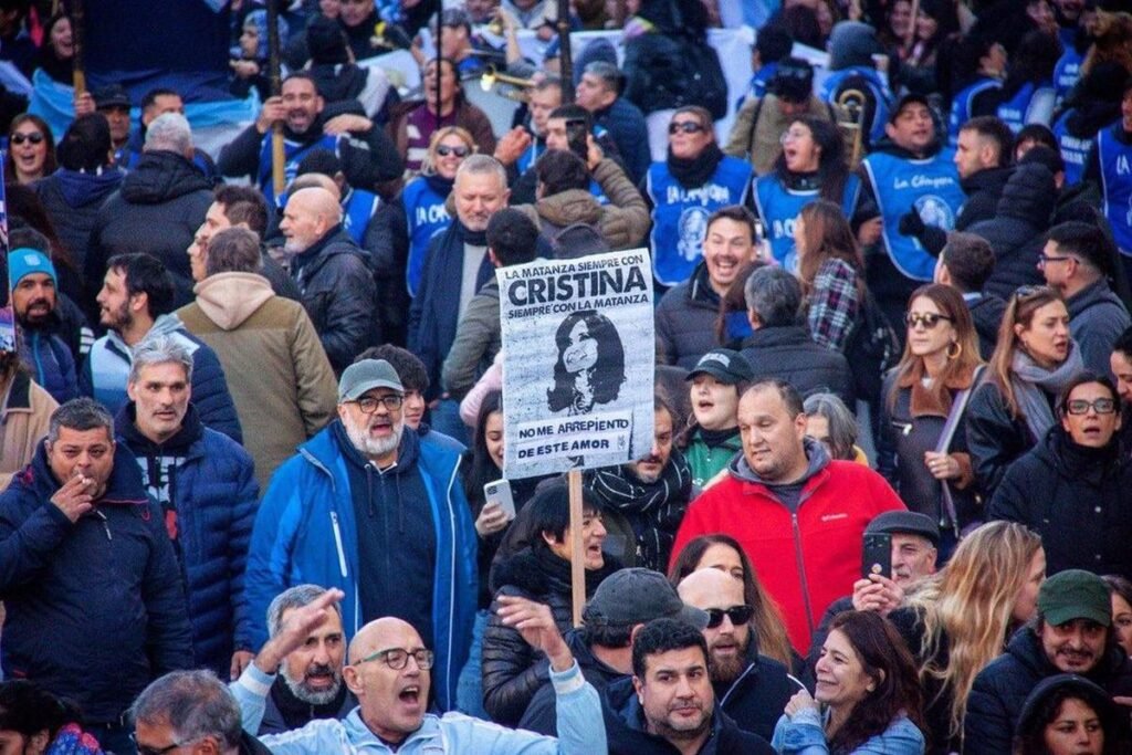 Gobierno Argentino Subestima Participación en Marcha a Favor de Cristina Kirchner: Análisis y Reacciones