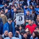 Gobierno Argentino Subestima Participación en Marcha a Favor de Cristina Kirchner: Análisis y Reacciones