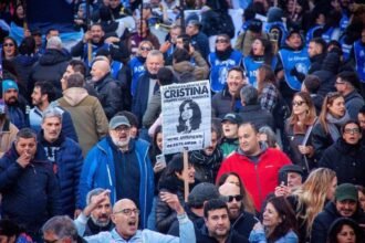 Gobierno Argentino Subestima Participación en Marcha a Favor de Cristina Kirchner: Análisis y Reacciones