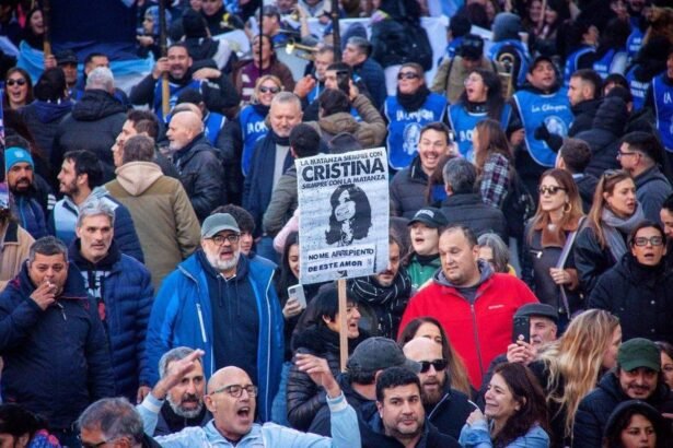 Gobierno Argentino Subestima Participación en Marcha a Favor de Cristina Kirchner: Análisis y Reacciones
