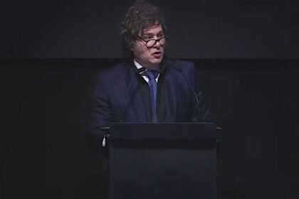 Javier Milei Desata Controversia en el Congreso Libertario de La Plata con Insultos a Kicillof