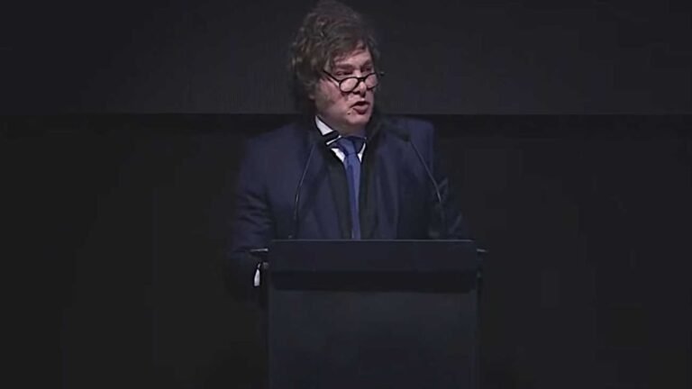 Javier Milei Desata Controversia en el Congreso Libertario de La Plata con Insultos a Kicillof