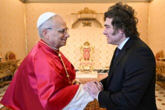 Milei Intenta Acercarse al Nuevo Papa Mientras la Iglesia Argentina Expresa Fuertes Críticas