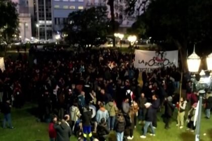 Militantes Kirchneristas Responden a la Condena de CFK: Instalación de Carpas Frente a Tribunales para Protestar