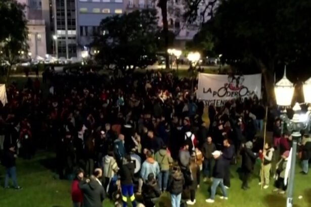 Militantes Kirchneristas Responden a la Condena de CFK: Instalación de Carpas Frente a Tribunales para Protestar