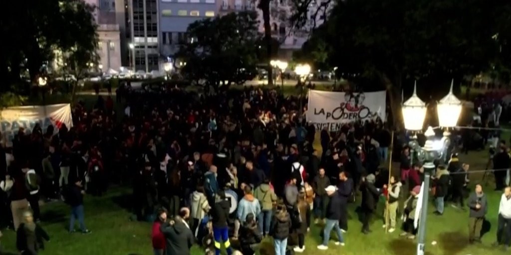 Militantes Kirchneristas Responden a la Condena de CFK: Instalación de Carpas Frente a Tribunales para Protestar