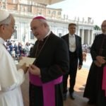 Papa Francisco podría visitar Argentina: el obispo de Jujuy le entrega invitación oficial