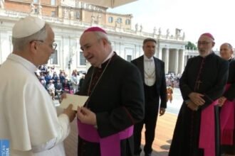 Papa Francisco podría visitar Argentina: el obispo de Jujuy le entrega invitación oficial