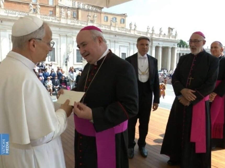 Papa Francisco podría visitar Argentina: el obispo de Jujuy le entrega invitación oficial