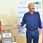 Insfrán: El Gobernador Inquebrantable que Sobrevive a las Críticas Políticas como los Tiburones a los Dinosaurios