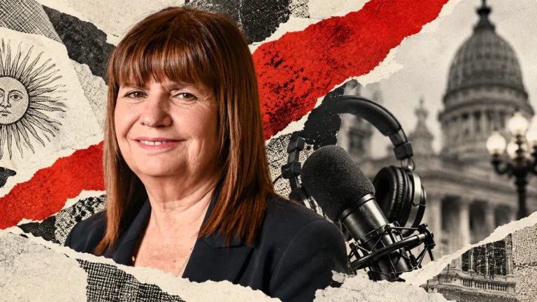 Collage editorial de Patricia Bullrich con micrófono y auriculares conceptuales. Retrato oficial de archivo de 2024, no fotografía del streaming.
