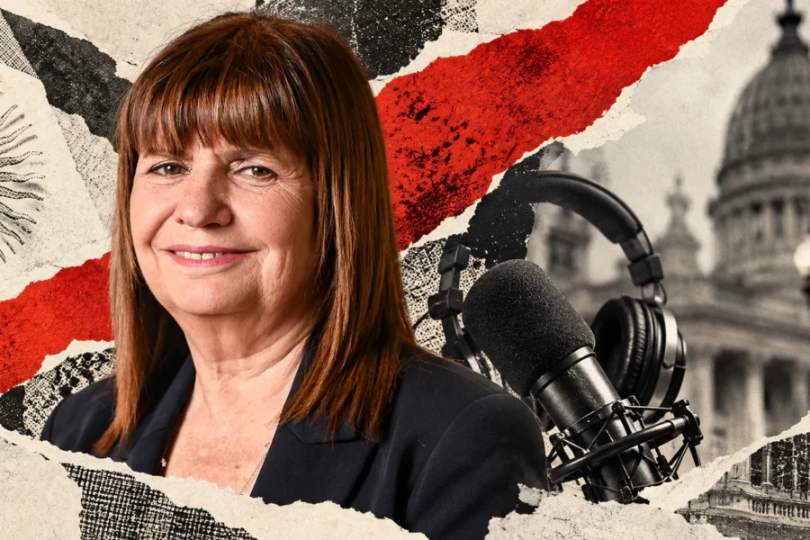 Collage editorial de Patricia Bullrich con micrófono y auriculares conceptuales. Retrato oficial de archivo de 2024, no fotografía del streaming.