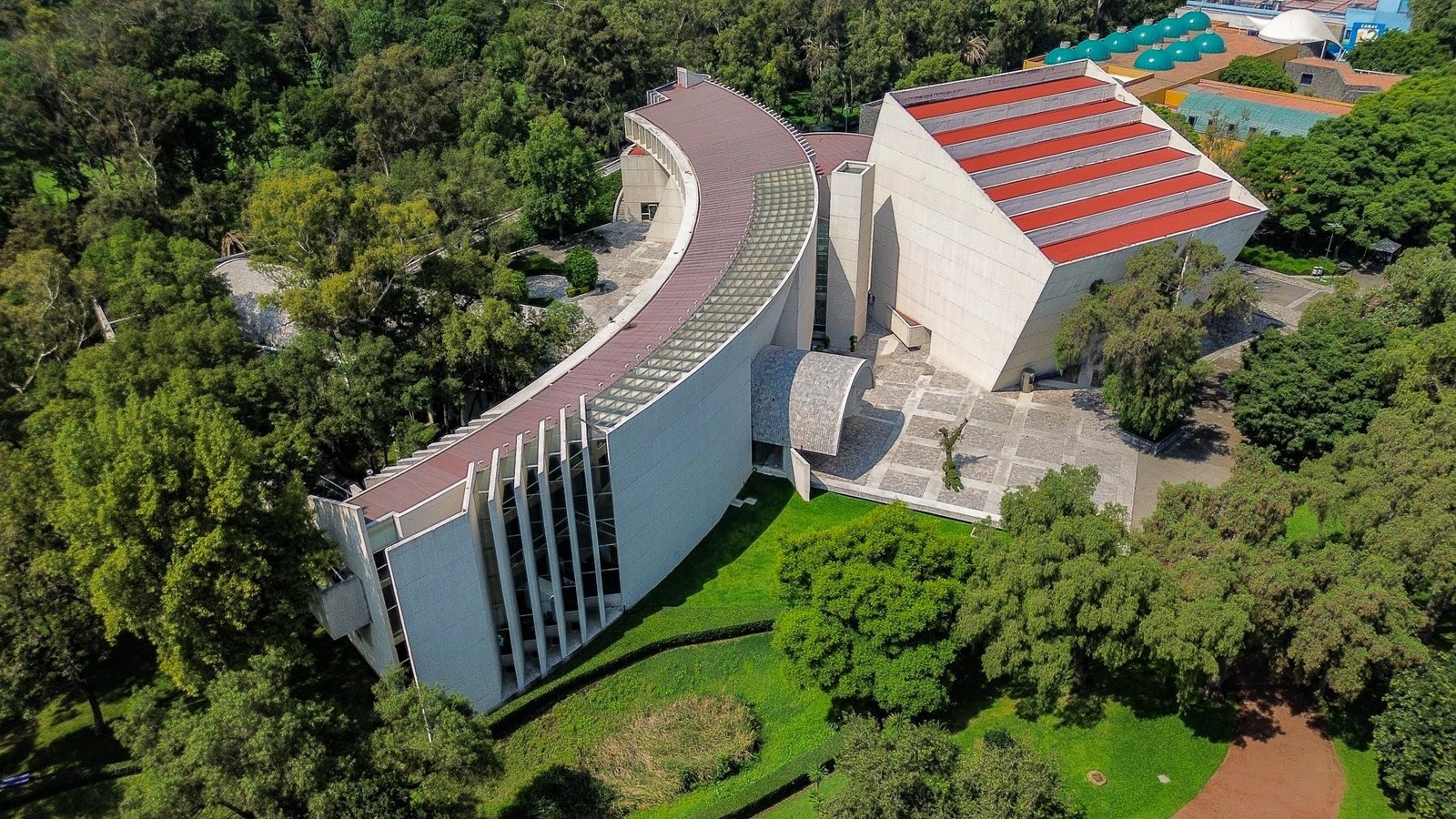 Vista aérea del Centro Nacional de las Artes y su entorno en Ciudad de México, en 2023