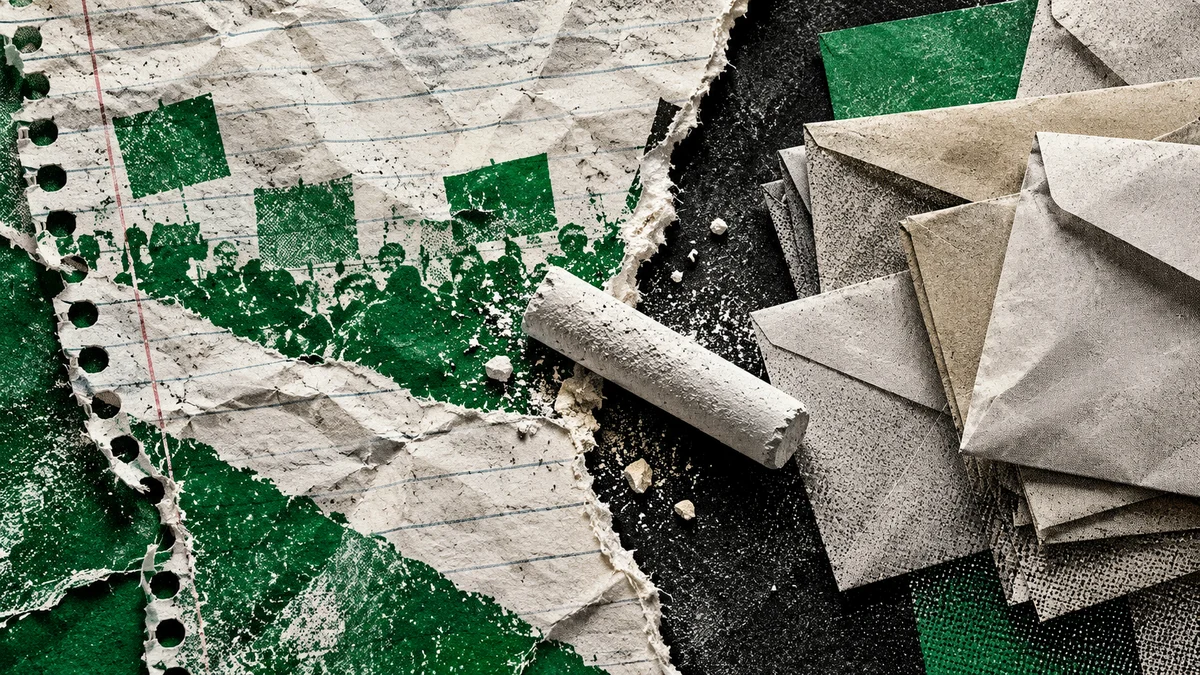 Collage verde con cuaderno rasgado, tiza y sobres de papel: desacuerdo salarial docente
