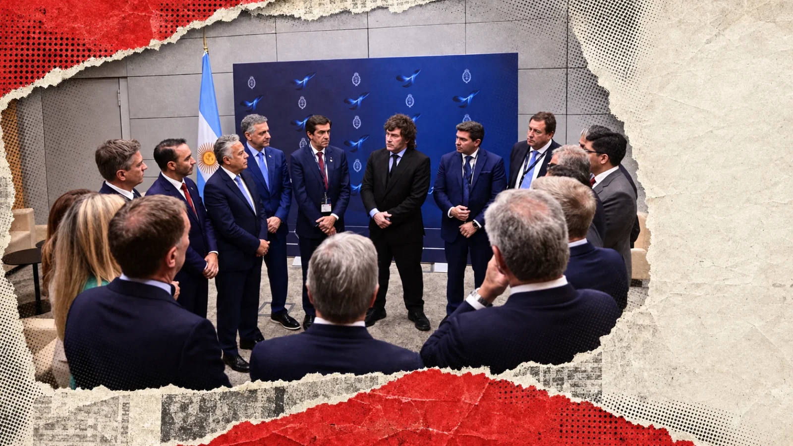 Collage de una foto oficial del encuentro de Javier Milei con gobernadores en París, enmarcada por papel rasgado rojo y marfil.