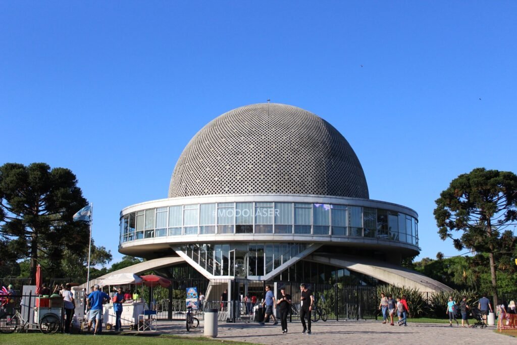 El Planetario Galileo Galilei y su acceso público, fotografiados en Buenos Aires en 2019