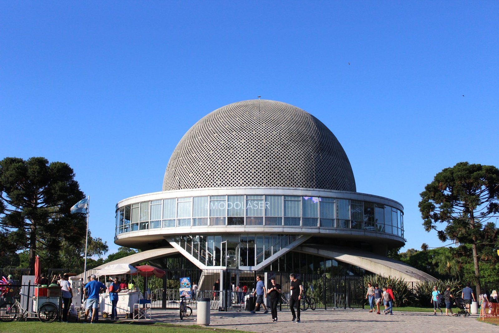 El Planetario Galileo Galilei y su acceso público, fotografiados en Buenos Aires en 2019