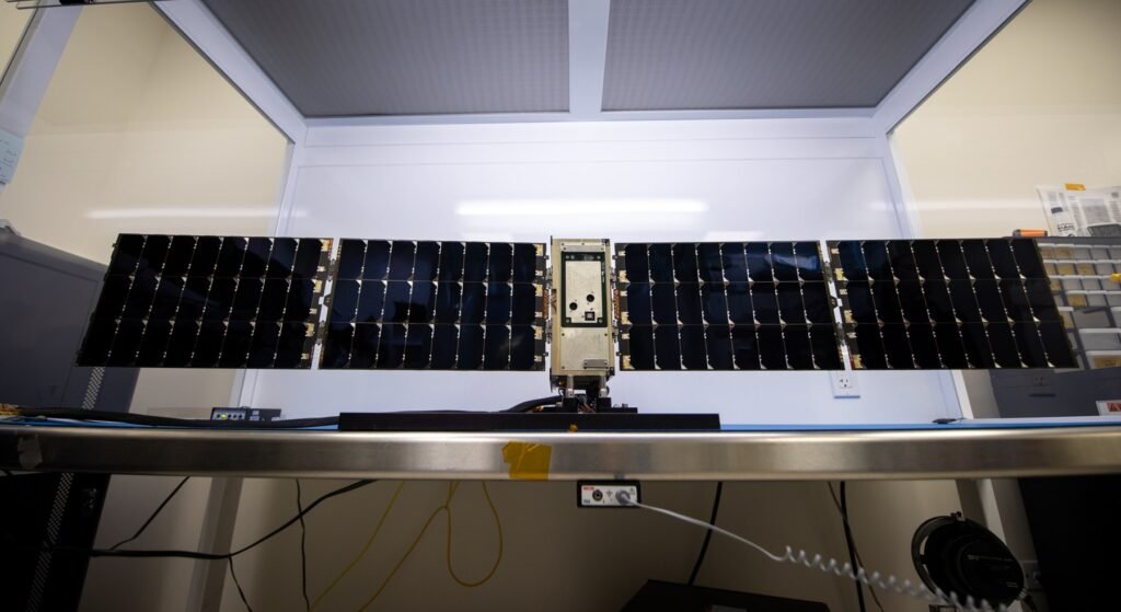 El satélite BurstCube de NASA con sus paneles desplegados en laboratorio, imagen de contexto de 2023