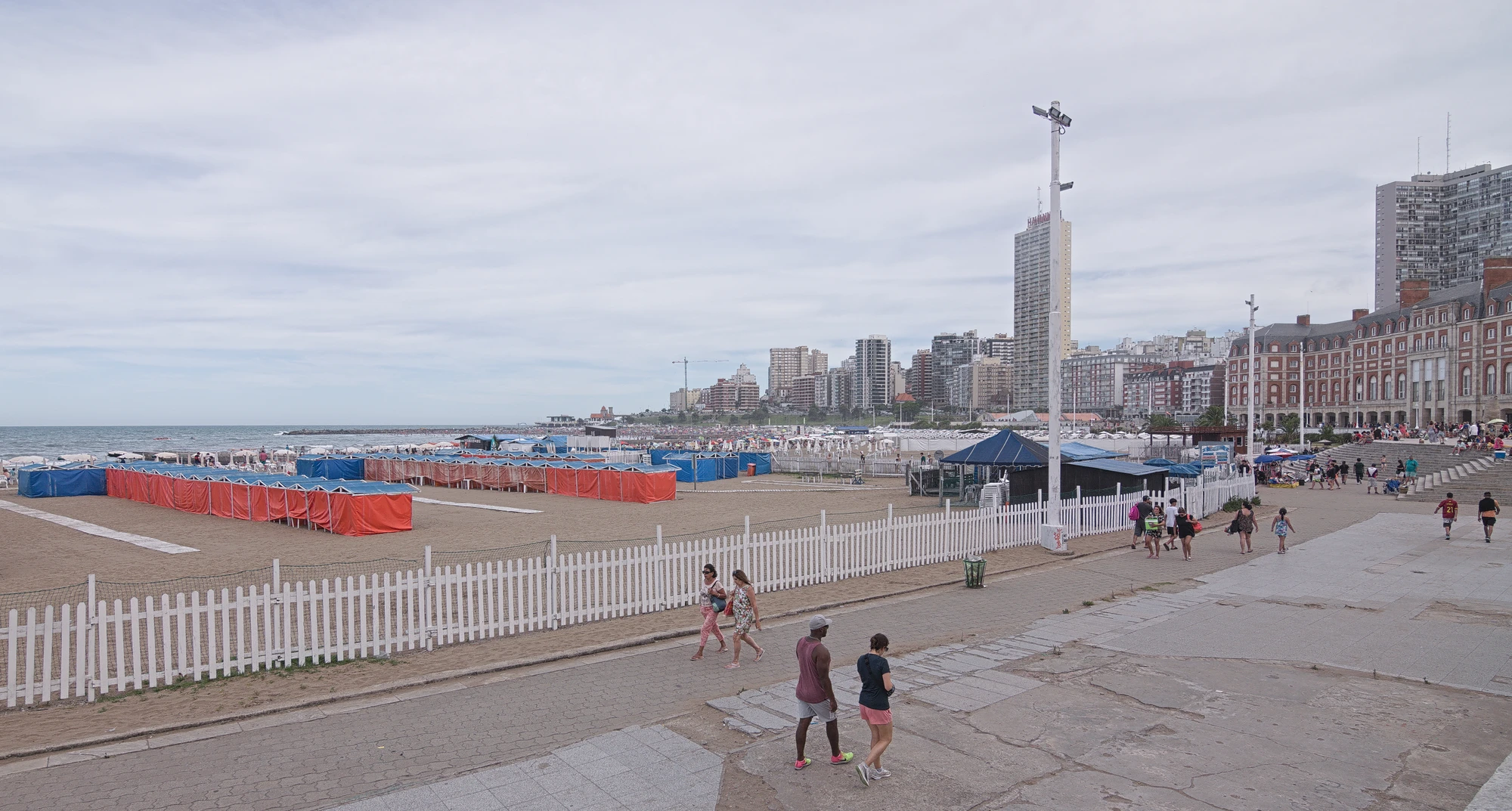 Playa Bristol y paseo costero en enero de 2024, con paseantes y edificios bajo un cielo nublado. Fotografía de Ezarate.