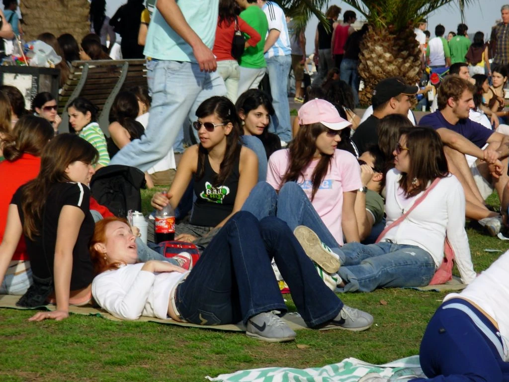 Grupos de jóvenes conversan y descansan sobre el césped en el Parque de España de Rosario, en una fotografía de archivo de 2006.